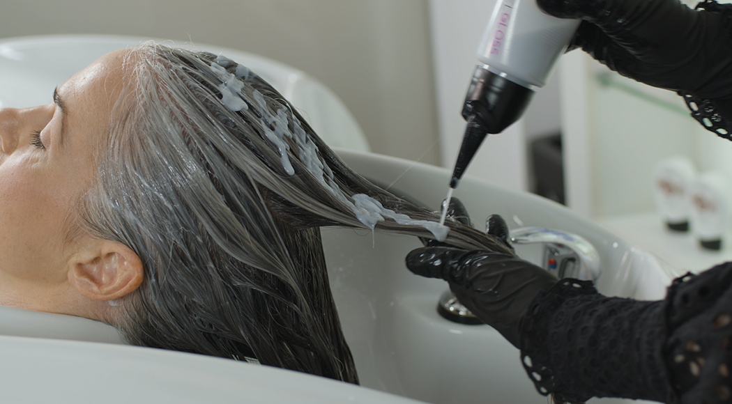 A woman enhancing her natural grays with the color excel gloss by revlonissimo™ service