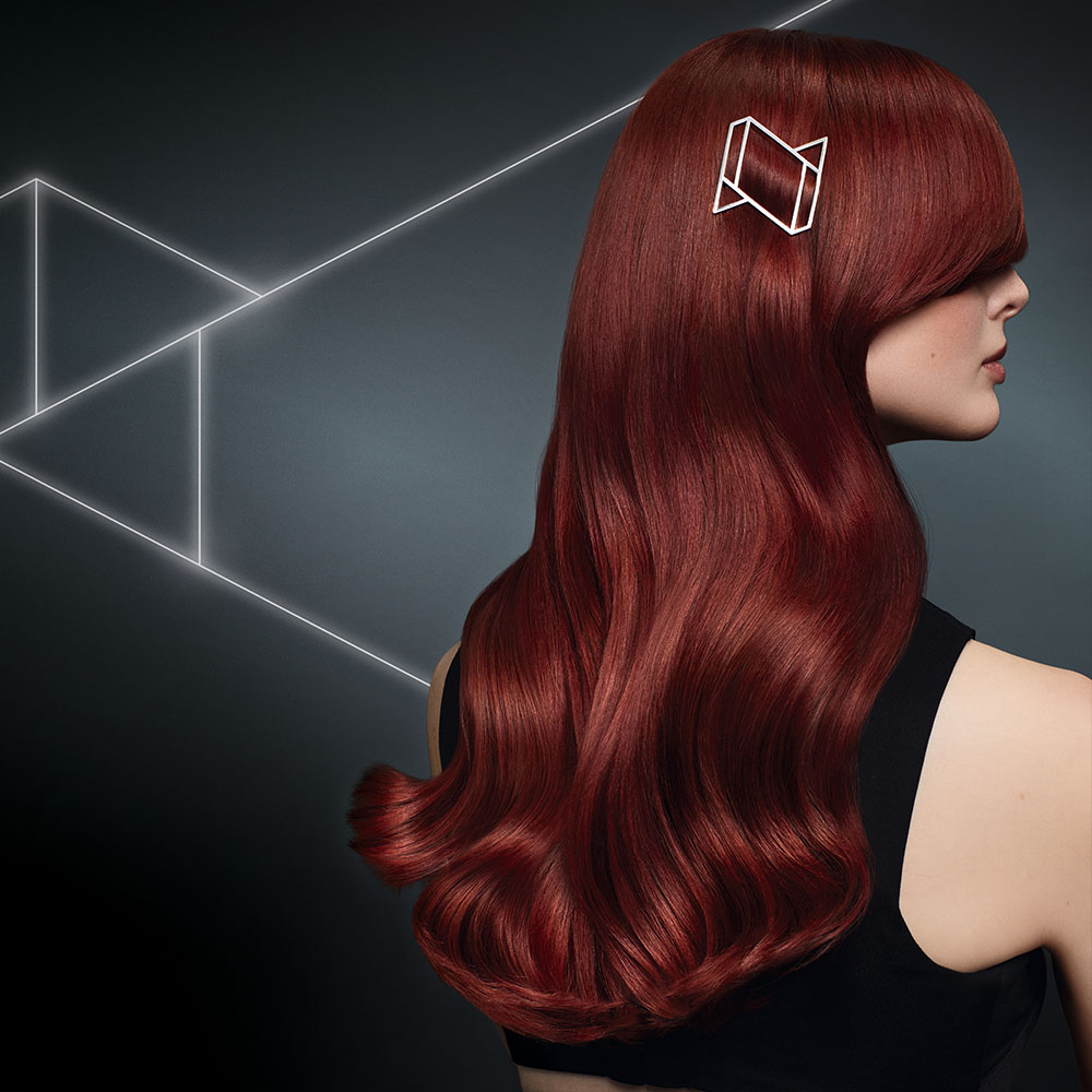 Visibly radiant red hair after a coloration with Revlonissimo Colorsmetique™