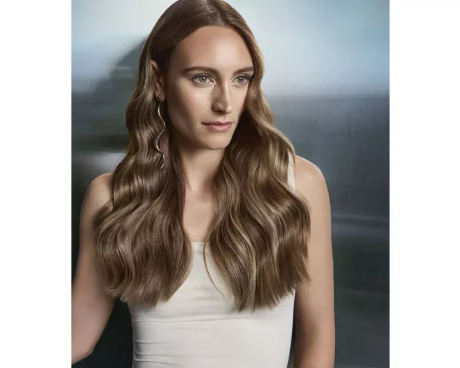 Graphic featuring a model with cool-toned brunette hair, highlighting the benefits of FUS3™’s new triple dye network 